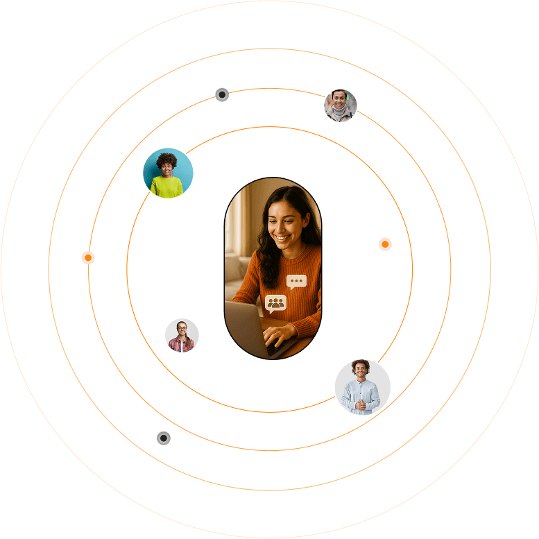 Mujer sonriendo frente a su portátil, rodeada de órbitas con fotos de otras personas e íconos de chat